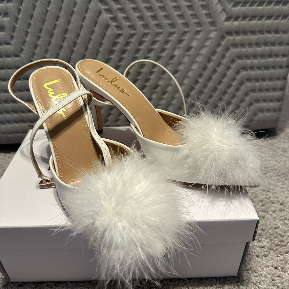 Brody White Feather Pointed-Toe Ankle Strap Pumps NEVER WORN